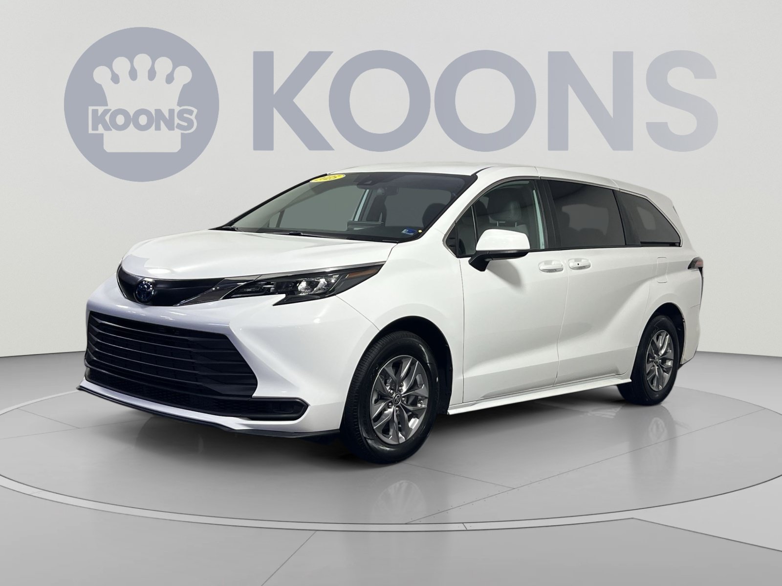 Used 2025 Toyota Sienna LE FWD image 1