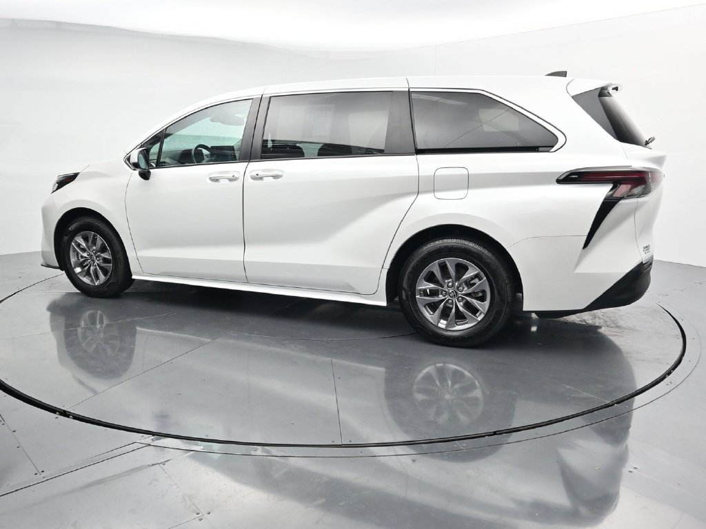 Used 2024 Toyota Sienna XLE FWD image 5