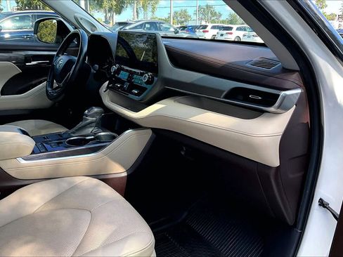 Used 2020 Toyota Highlander Limited image 18