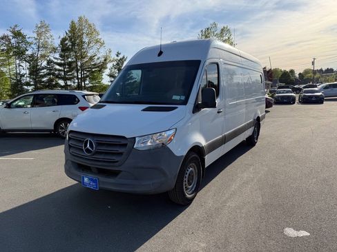Used 2021 Mercedes-Benz Sprinter 2500 image 2