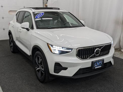 Used 2024 Volvo XC40 B5 Core image 16