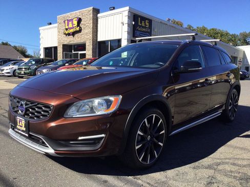 Used 2017 Volvo V60 T5 Cross Country w/ Climate Package image 1