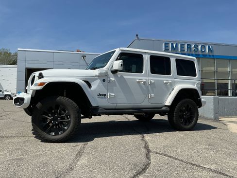 Used 2021 Jeep Wrangler Unlimited Sahara AWD/4WD image 5