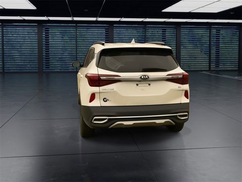 Used 2021 Kia Seltos EX image 3