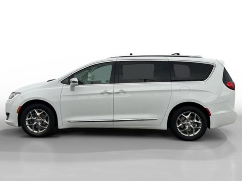 Used 2018 Chrysler Pacifica Limited image 2