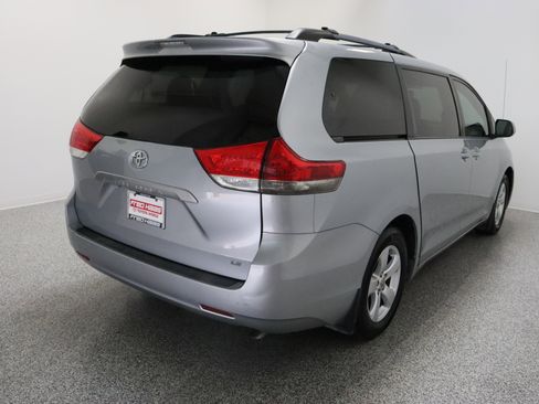 Used 2014 Toyota Sienna LE FWD image 7
