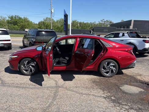 Used 2025 Hyundai Elantra Sport FWD image 4