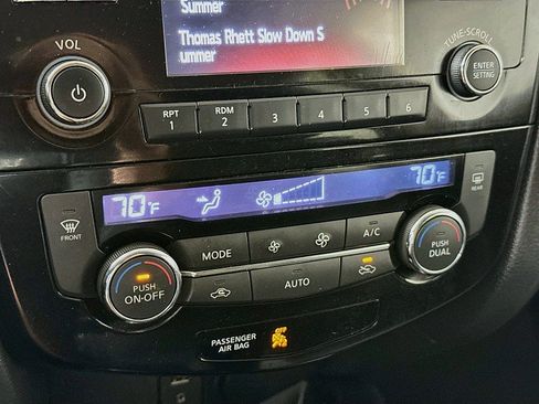 Used 2016 Nissan Rogue SV AWD/4WD image 16