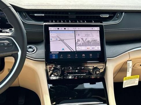 New 2025 Jeep Grand Cherokee Limited w/ Luxury Tech Group II image 5