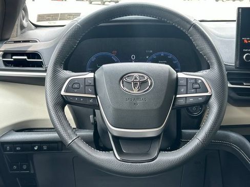 Used 2025 Toyota Sienna Platinum AWD/4WD image 49