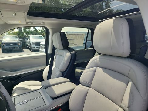 New 2026 Lincoln Navigator L Reserve AWD/4WD image 16