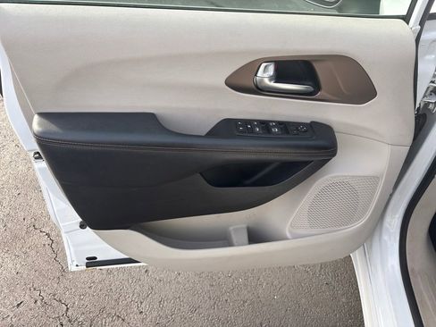 Used 2017 Chrysler Pacifica Touring image 11