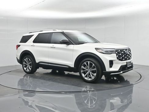 Certified 2025 Ford Explorer Platinum w/ Ultimate Package image 35