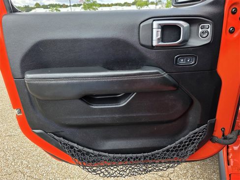 Used 2019 Jeep Wrangler Unlimited Sahara w/ Uconnect 4C Nav & Sound Group image 17