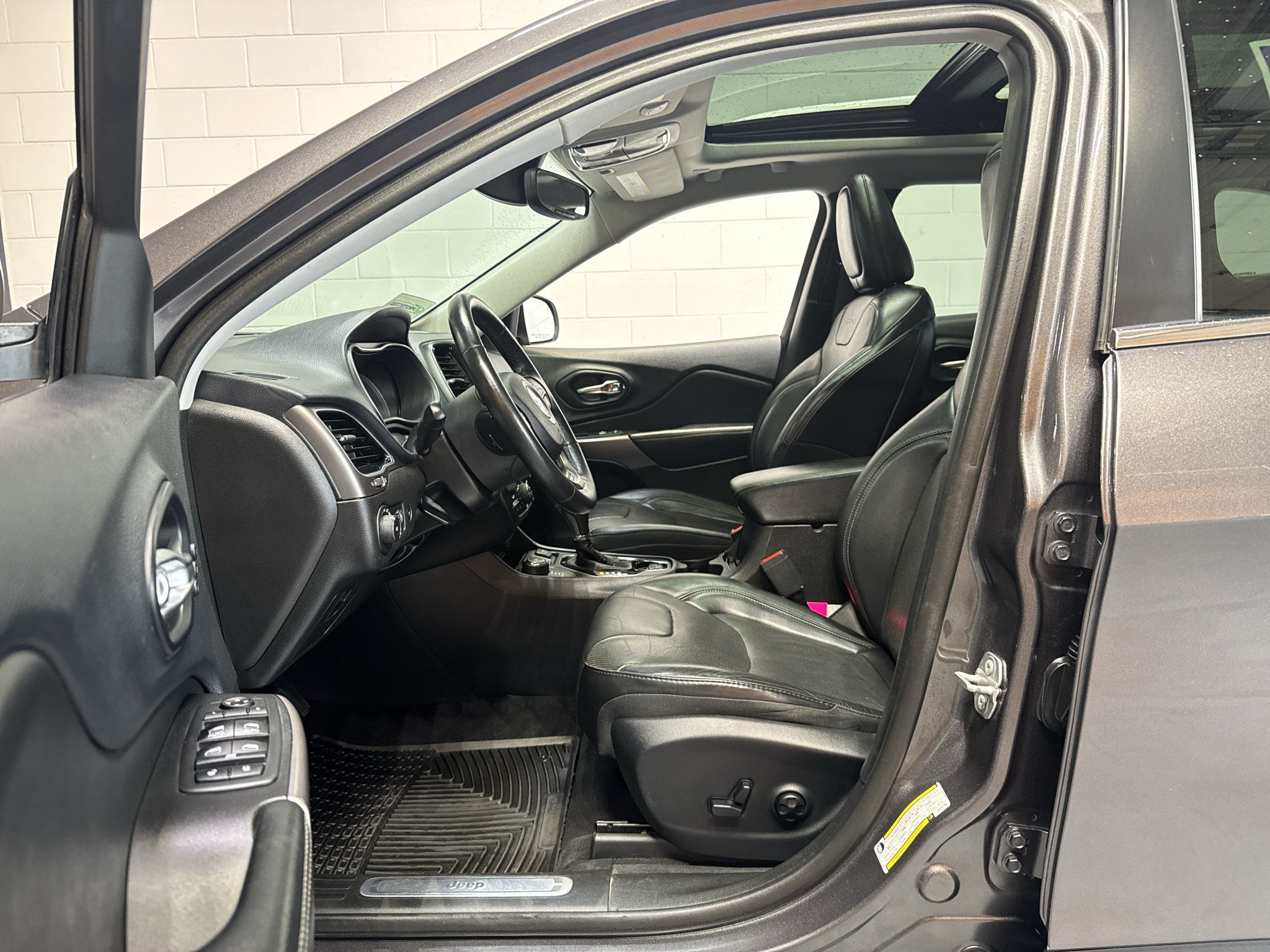 Used 2019 Jeep Cherokee Limited w/ Technology Group AWD/4WD image 15