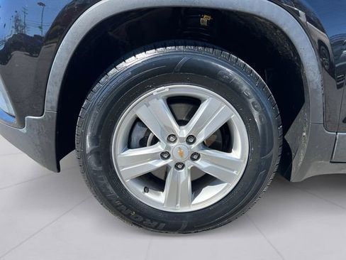 Used 2019 Chevrolet Trax LT w/ LT Convenience Package image 9