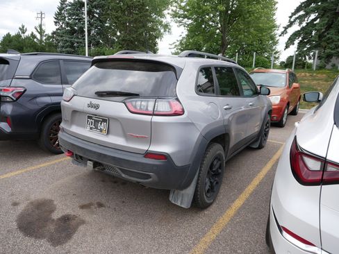 Used 2019 Jeep Cherokee Trailhawk AWD/4WD image 3
