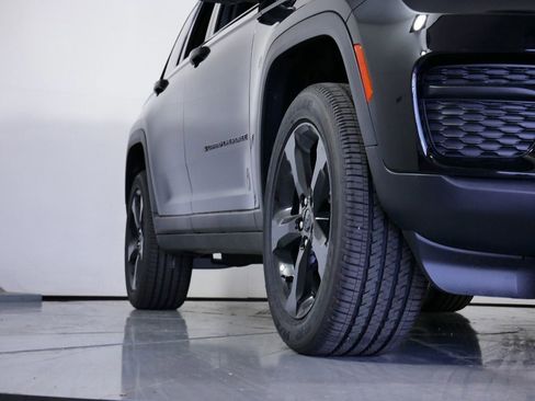 Used 2024 Jeep Grand Cherokee Altitude image 8