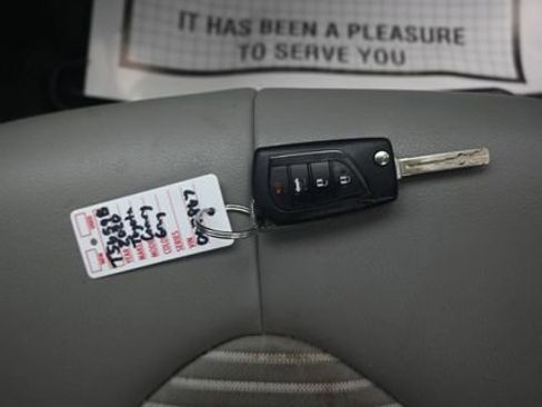 Used 2020 Toyota Camry SE w/ Cold Weather Package image 10