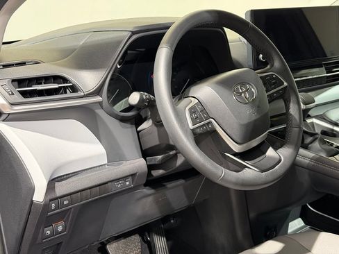 Certified 2025 Toyota Sienna XLE w/ XLE Plus Package AWD/4WD image 17