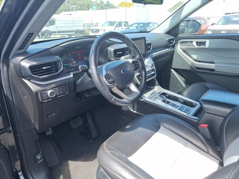 Used 2022 Ford Explorer XLT w/ Equipment Group 202A RWD image 10