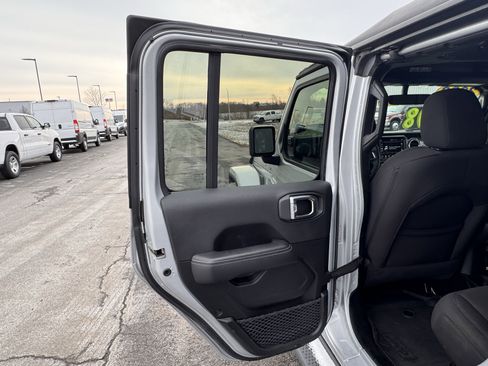 Used 2023 Jeep Wrangler Sahara image 25