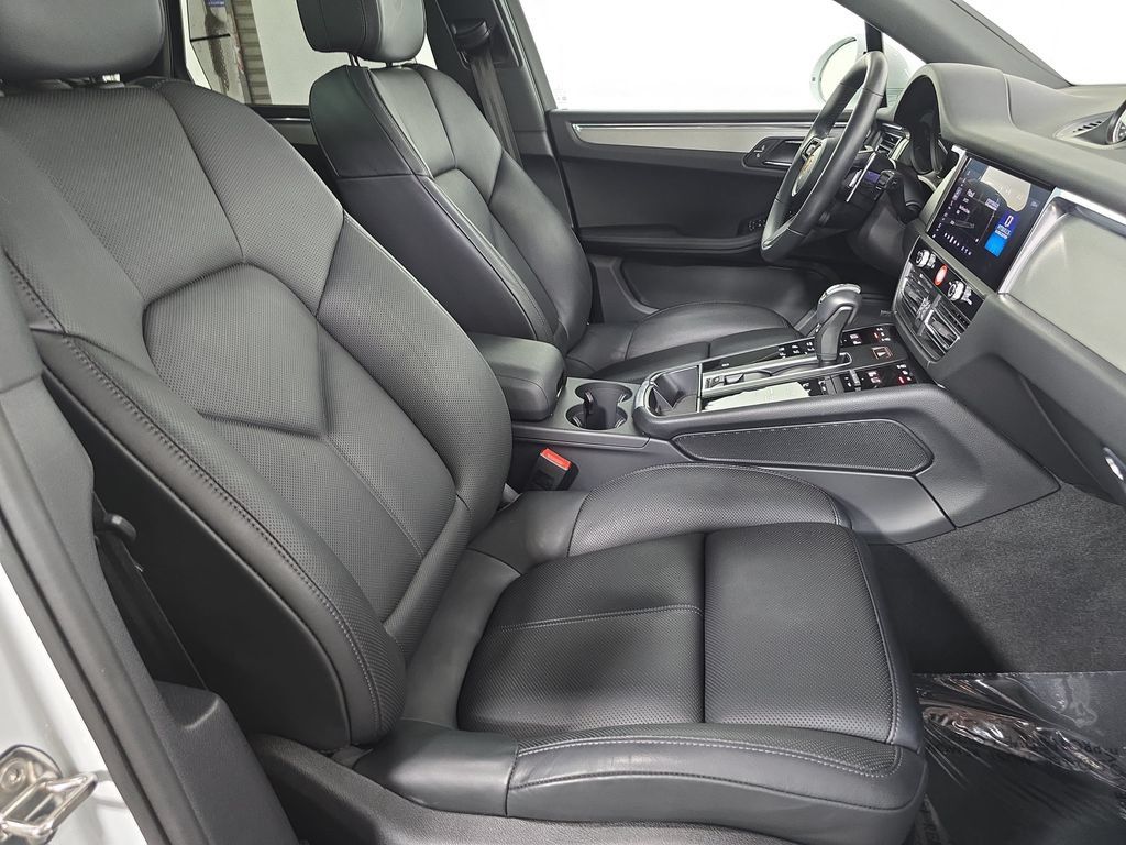 Certified 2026 Porsche Macan AWD/4WD image 27