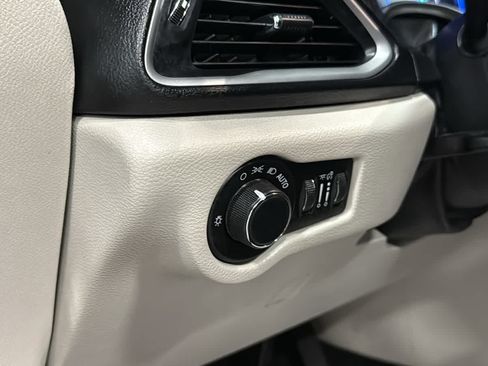 Used 2017 Chrysler Pacifica Touring FWD image 22