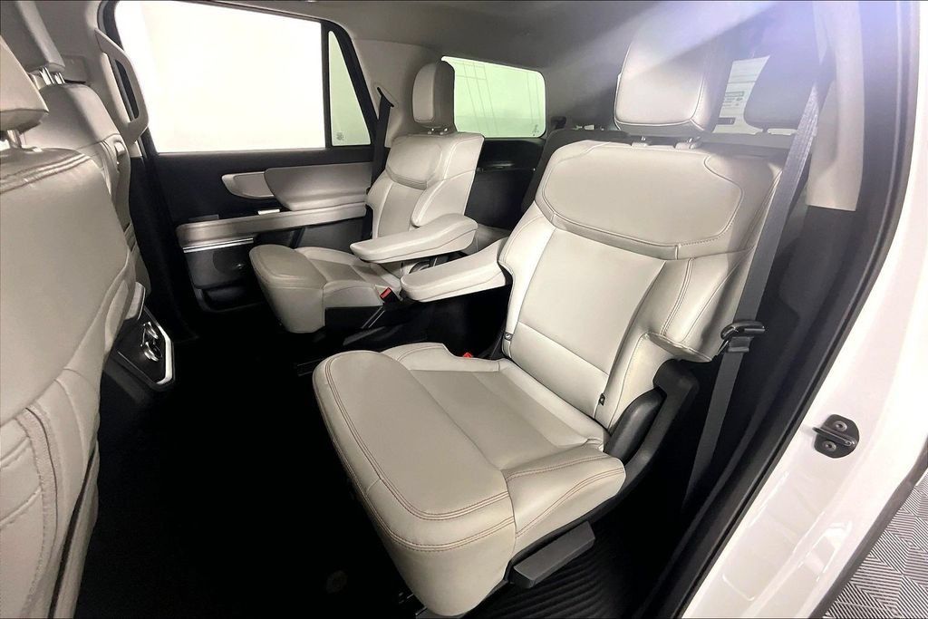 Used 2025 Ford Expedition Active AWD/4WD image 26