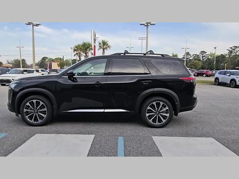 New 2026 Nissan Pathfinder Platinum FWD image 24