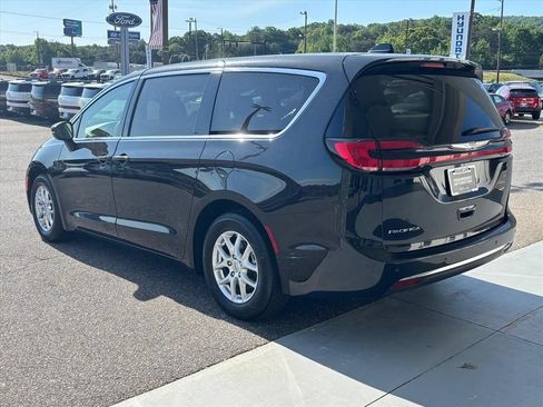 Used 2023 Chrysler Pacifica Touring-L FWD image 2