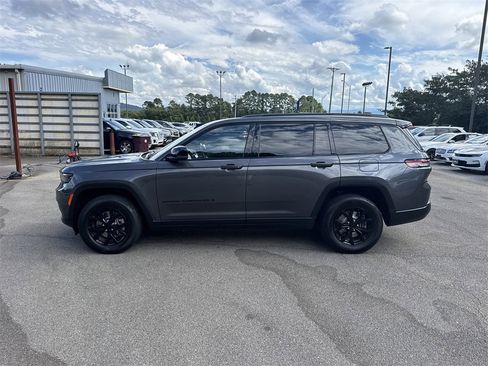 Used 2024 Jeep Grand Cherokee L Laredo image 2