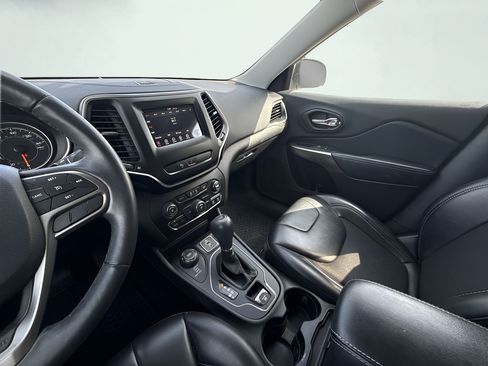 Used 2019 Jeep Cherokee Latitude Plus w/ Cold Weather Group AWD/4WD image 18