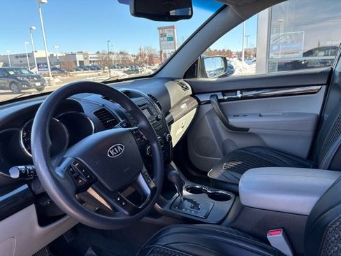 Used 2011 Kia Sorento LX w/ Convenience Pkg image 11