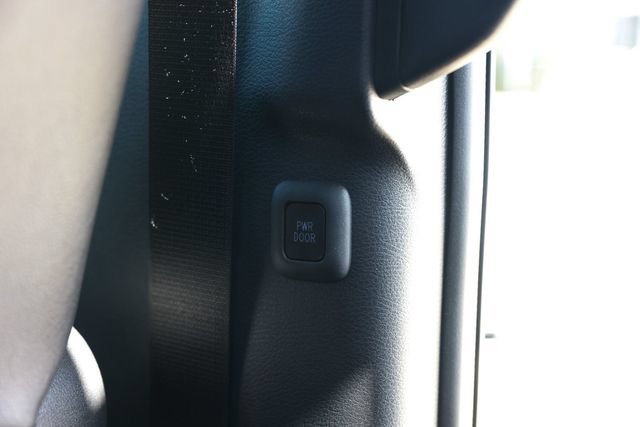 Used 2023 Toyota Sienna XSE FWD image 31