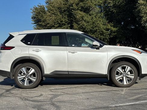 Used 2025 Nissan Rogue SL FWD image 3
