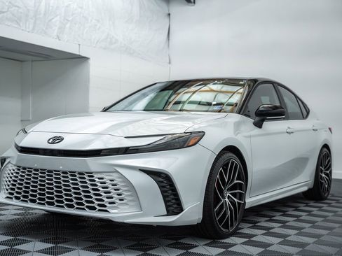 Used 2025 Toyota Camry XSE image 3