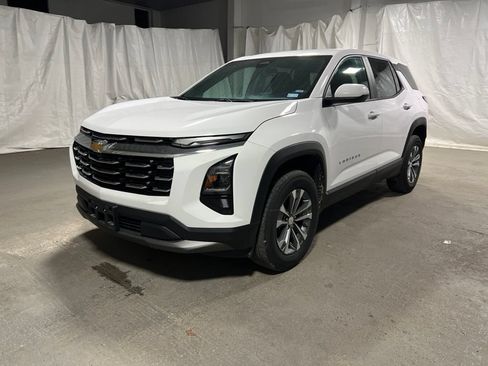 Used 2026 Chevrolet Equinox LT FWD image 3