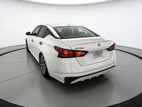 Used 2025 Nissan Altima 2.5 SV FWD image 6