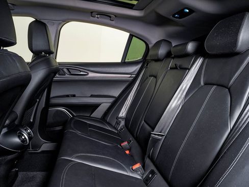 Used 2020 Alfa Romeo Stelvio Ti w/ Nero Edizione image 17