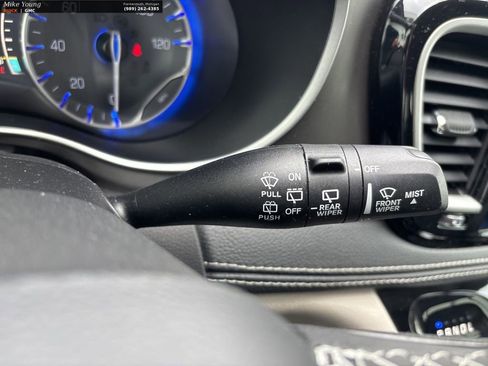 Used 2023 Chrysler Pacifica Touring-L image 27