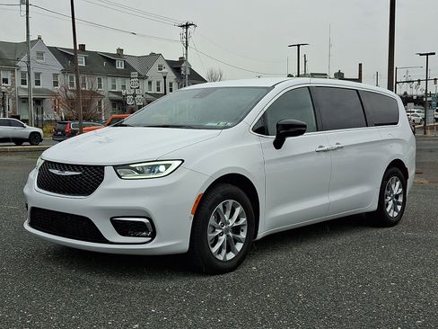 Used 2025 Chrysler Pacifica Select image 3