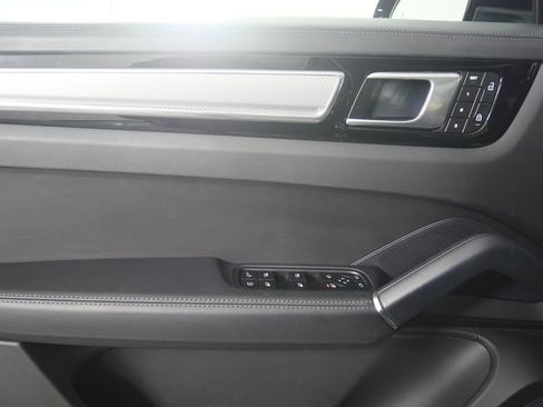 Used 2023 Porsche Cayenne image 9
