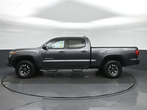 Used 2017 Toyota Tacoma TRD Off-Road w/ Premium & Technology Package AWD/4WD image 4