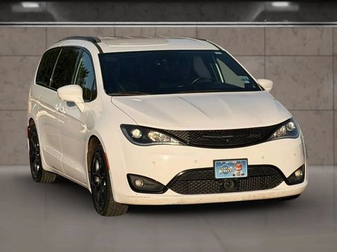 Used 2019 Chrysler Pacifica Touring-L Plus w/ Advanced Safetytec Group FWD image 2