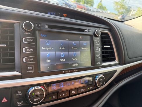 Used 2017 Toyota Highlander Limited Platinum AWD/4WD image 12