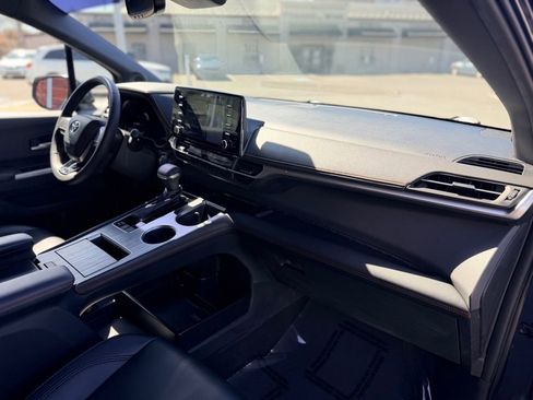 Used 2022 Toyota Sienna XSE w/ XSE Plus Package image 21