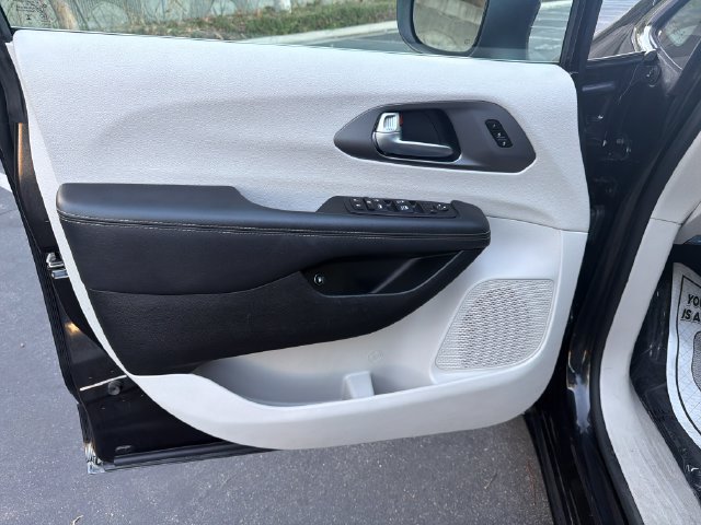 Used 2023 Chrysler Pacifica Touring-L FWD image 10