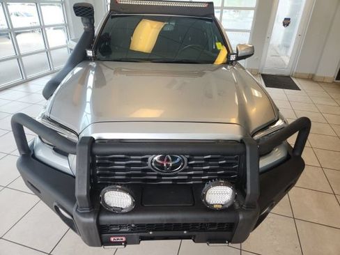 Used 2023 Toyota Tacoma TRD Off-Road w/ TRD Premium Off Road Package AWD/4WD image 4
