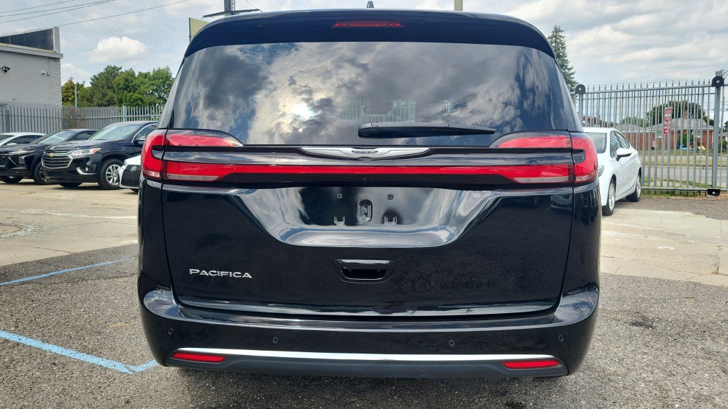 Used 2025 Chrysler Pacifica Select FWD image 8
